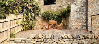 Holiday home for 4 people, breath taking scenery, bike storage, WiFi & only a short walk to the pub.