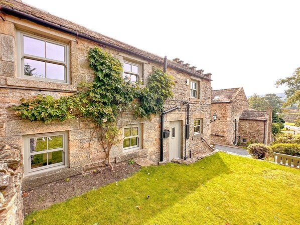 A stone building with multiple windows and a well-maintained lawn. - Holiday home for 4 people, breath taking scenery, bike storage, WiFi & only a short walk to the pub. (Richmond)