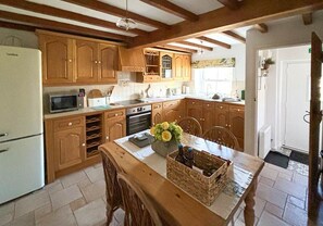 Køleskab, mikrobølgeovn, ovn, kaffe-/temaskine