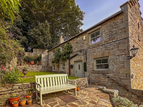 Holiday home for 4 people, breath taking scenery, bike storage, WiFi & only a short walk to the pub.