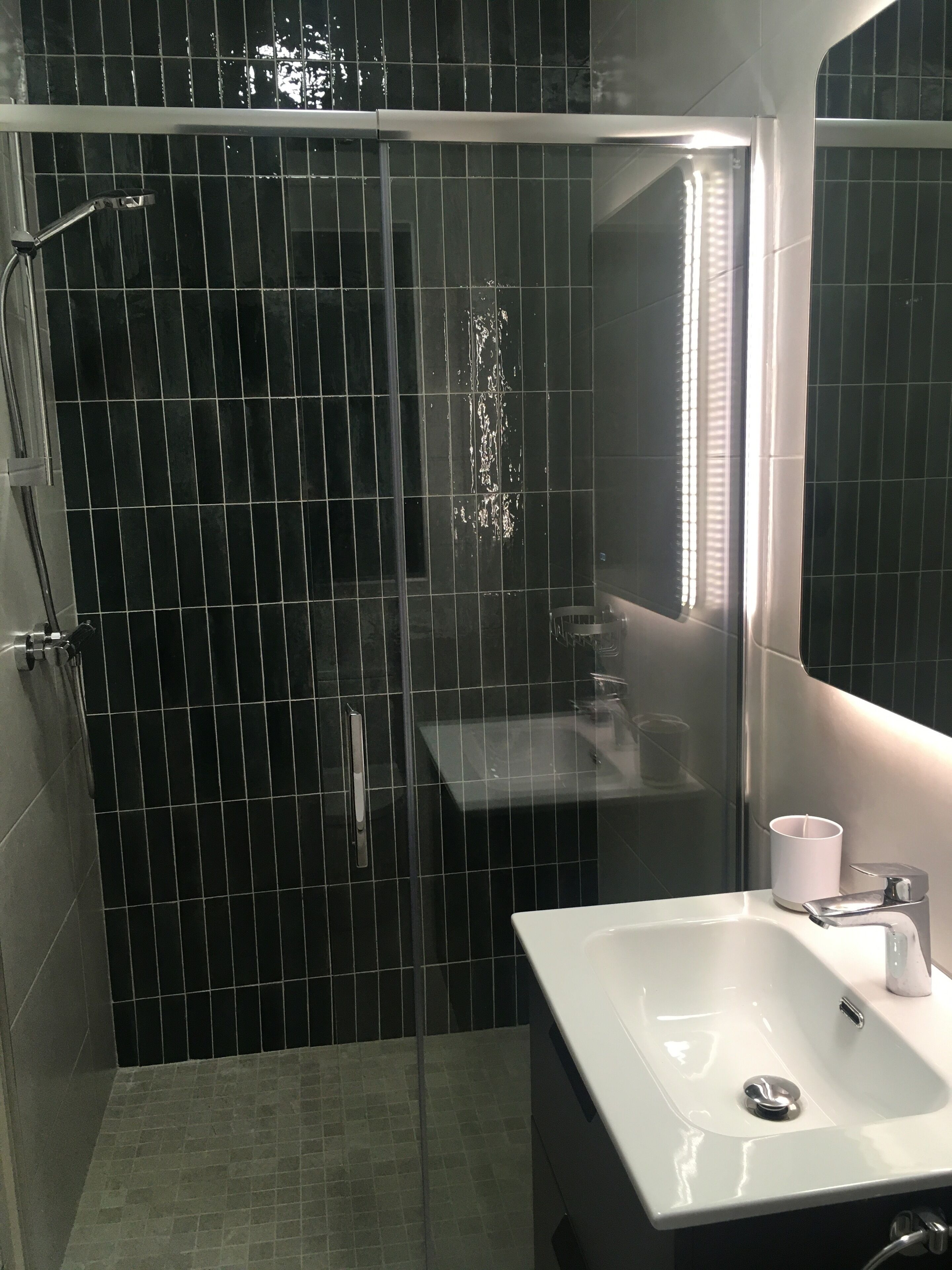 Douche, sèche-cheveux, serviettes fournies, savon