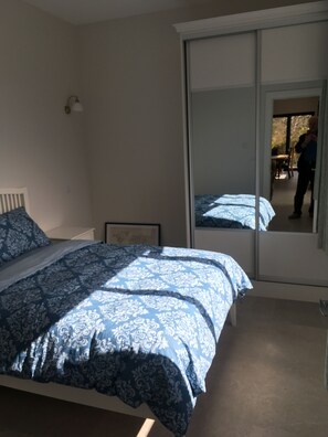 4 bedrooms, iron/ironing board, free WiFi, bed sheets - Modernised cottage, panoramic lake views, private woodland walks along lakeside. (Boyle)