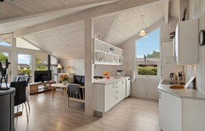 Fridge, stovetop, dishwasher, coffee/tea maker - 3 bedroom gorgeous home in Farsø (Farsø)