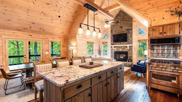 Kylskåp, mikrovågsugn, ugn och spishäll