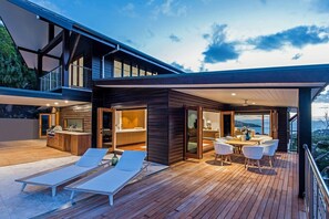 Una casa moderna con terraza, cocina y comedor.