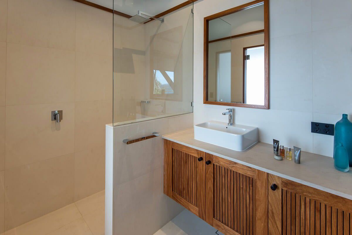 Bathtub, hair dryer, towels, shampoo