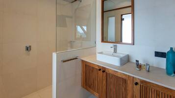 Bathtub, hair dryer, towels, shampoo