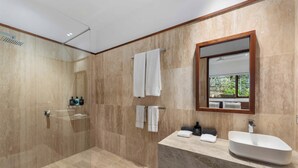 Bañera, secador de pelo, toallas