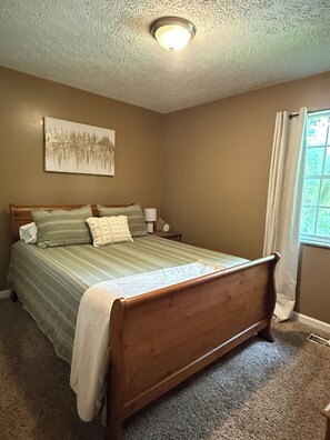3 bedrooms, iron/ironing board, WiFi, bed sheets - Low Key Living Hideaway (Lavalette)