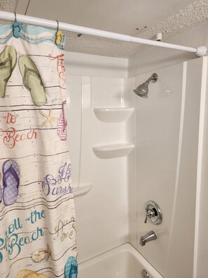 Haartrockner, Handtücher, Seife, Toilettenpapier
