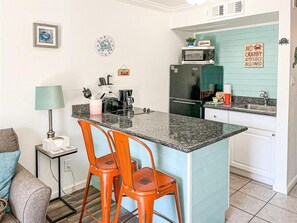 Frigorifero, microonde, macchina per tè/caffè, tostapane