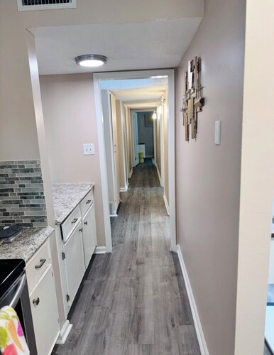 Charming King- Ensuite Home - Only 15 Mins to DT!