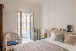 2 bedrooms, iron/ironing board, WiFi