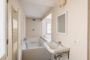 Regadera, tina de hidromasaje, secadora de cabello, bidet 