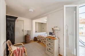 2 bedrooms, iron/ironing board, WiFi