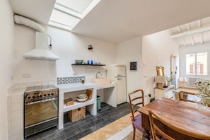 Fridge, oven, stovetop, coffee/tea maker