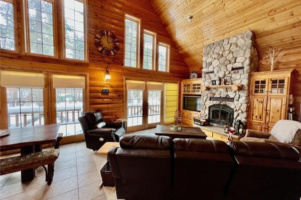 TV connectée, cheminée, livres