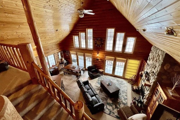 Smart TV, chimenea y libros