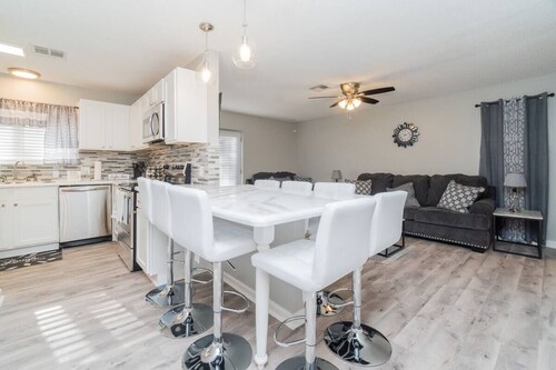 Spacious 4BR Work or Play Getaway Close to DT!