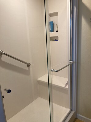 Dusche, Haartrockner, Handtücher, Seife