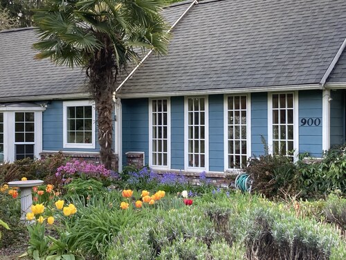 Lovely two-bedroom garden suite near Willamette River bike path