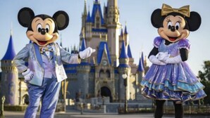 Two characters in front of a castle-like structure. - NO DISPONIBLE LA CASA. (St. Cloud)