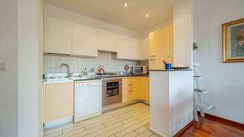 KĂŒhlschrank, Mikrowelle, Ofen, Herdplatte