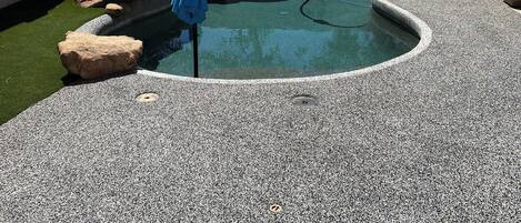 Een buitenzwembad en een verwarmd zwembad