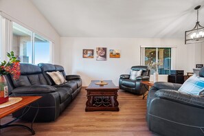 Smart TV, caminetto, stampante