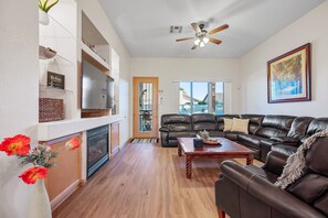 Smart TV, caminetto, stampante