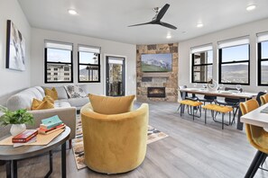 Smart TV, fireplace