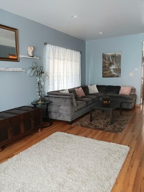 Living area - Stunning 3-bedroom apartment! (Summit)