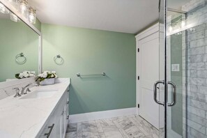 Ensemble douche/baignoire, sèche-cheveux, serviettes fournies