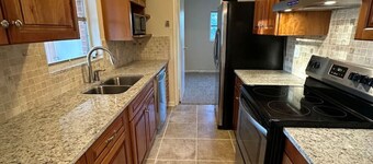 Fatima’s Farmhouse: Sleeps8! 4Bd/2Bth/Parking