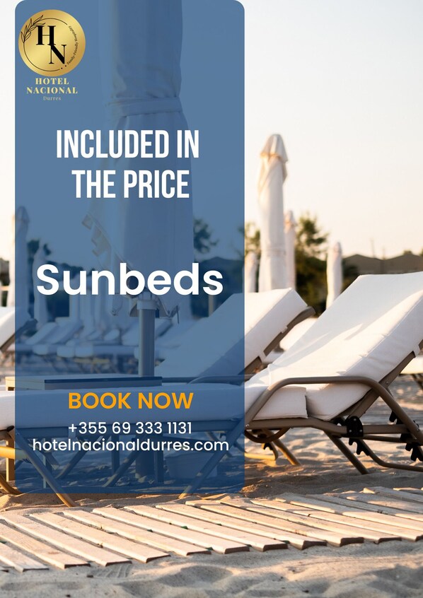 Plage, sable blanc, chaises longues, parasols