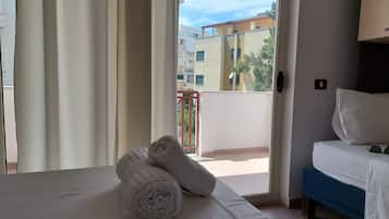 Chambre Familiale | 1 chambre, bureau, Wi-Fi gratuit, draps fournis