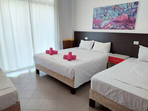 Chambre Familiale | 1 chambre, bureau, Wi-Fi gratuit, draps fournis