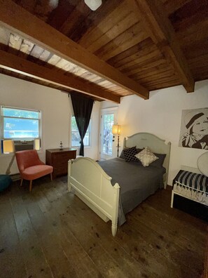 3 bedrooms, iron/ironing board, WiFi, bed sheets - Summer House Walk to The Beaches (Sag Harbor)