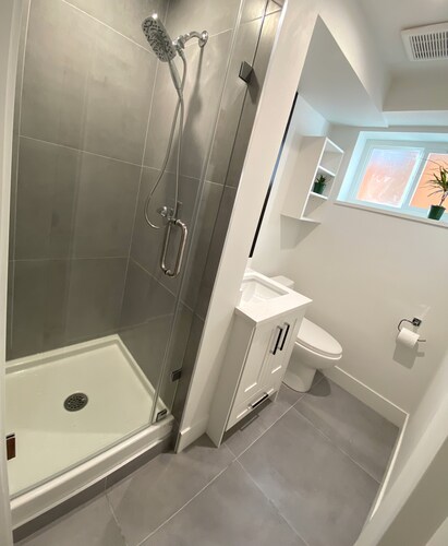 Beautiful and cozy Guest suite in Vancouver, central location