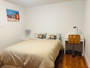 1 bedroom, desk, iron/ironing board, free WiFi - Beautiful and cozy Guest suite in Vancouver, central location (Vancouver)