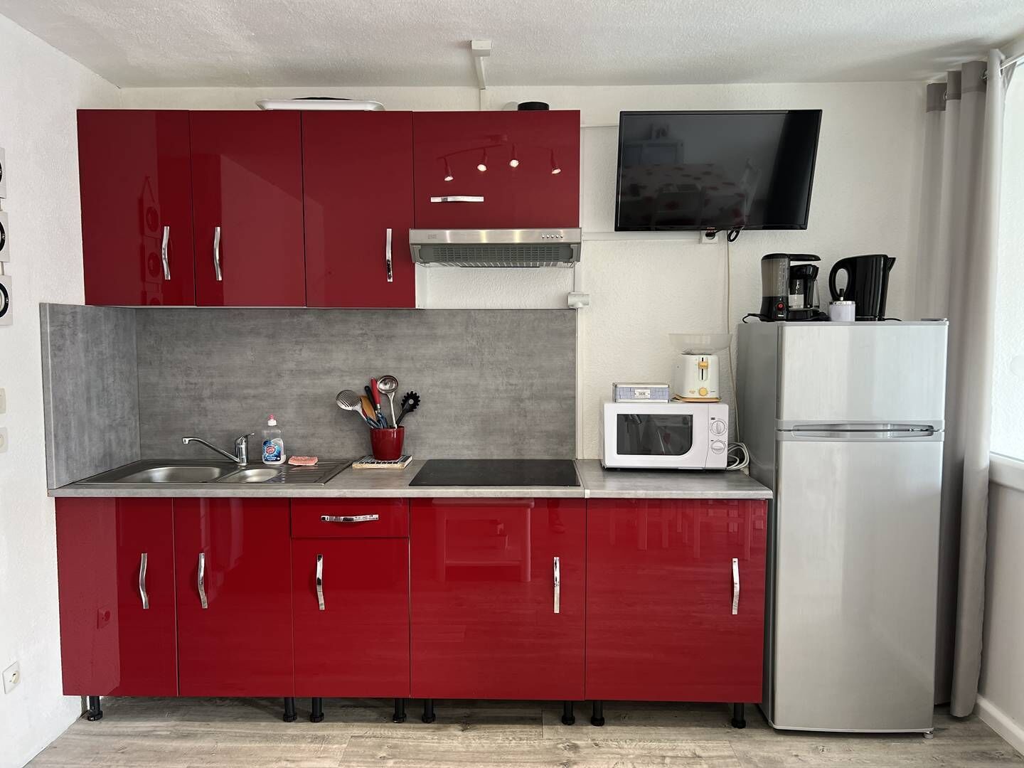 Refrigerador, microondas y utensilios de cocina 
