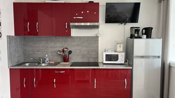 Refrigerador, microondas y utensilios de cocina