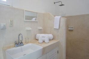 Deluxe Studio, 1 King Bed | Bathroom | Shower, rainfall showerhead, hair dryer, towels - Full Equipped Standar Apartments (Tulum)