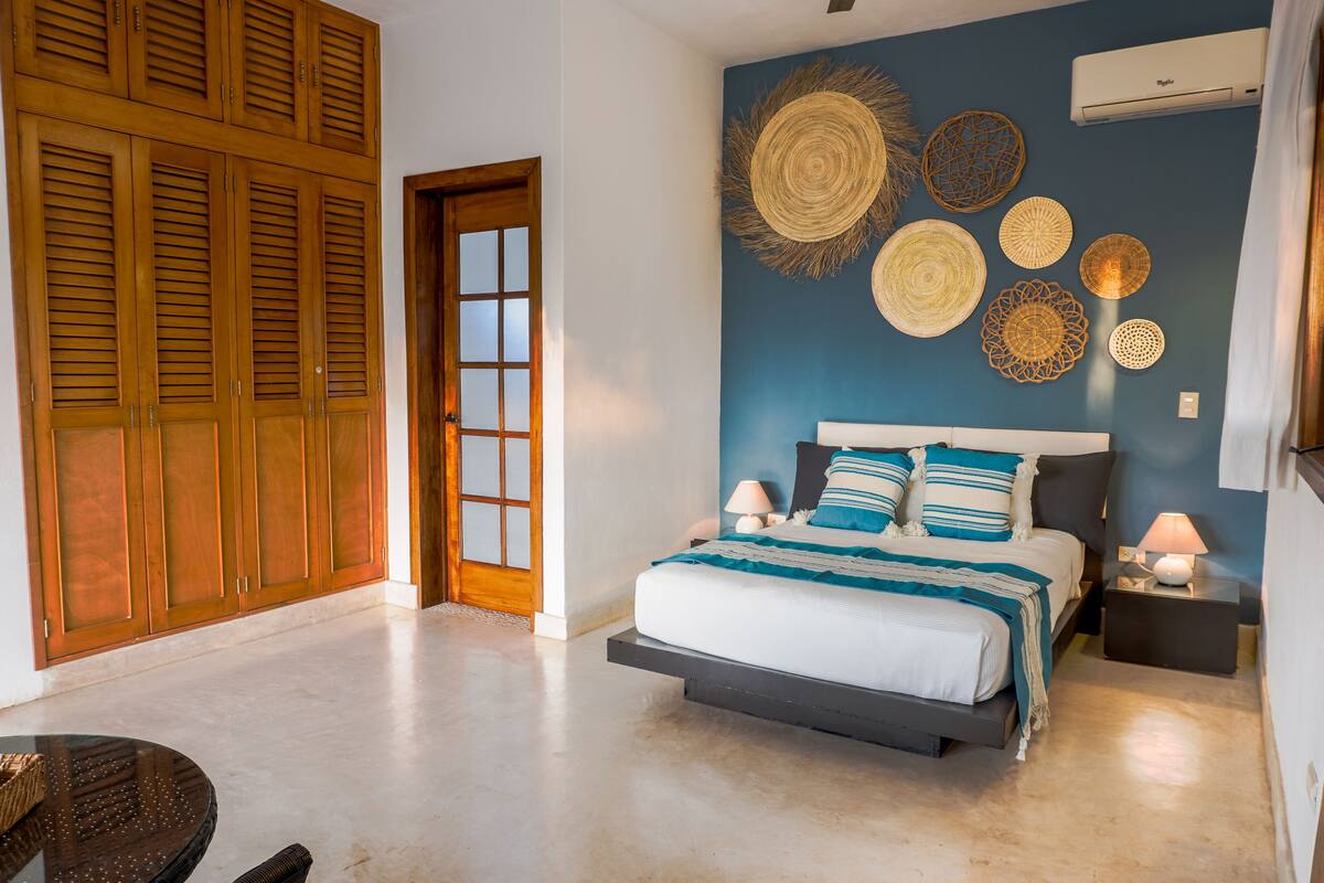 Estudio clásico, 1 cama matrimonial | Caja de seguridad en la habitación y tabla de planchar con plancha