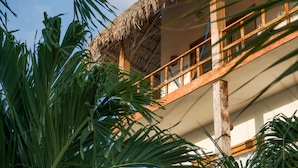 Un bâtiment doté d’un toit de chaume et de balcons en bois.