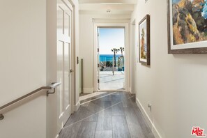 Interior - Ocean View Villas 4 min walk to the surf and sand (Laguna Beach)
