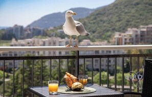 Outdoor dining - Elegant Studio With Marina Sea And Esterel View (Mandelieu-la-Napoule)