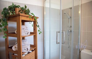 Shower, hair dryer, towels, shampoo - Elegant Studio With Marina Sea And Esterel View (Mandelieu-la-Napoule)