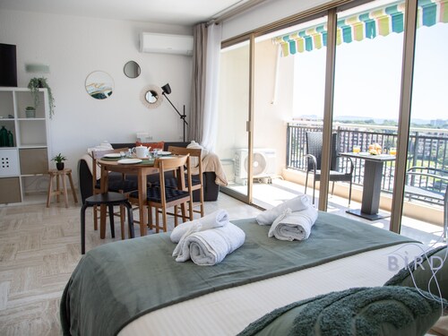 ELEGANT STUDIO WITH MARINA, SEA AND ESTEREL VIEW, SWIMMING POOL, HIGH FLOOR