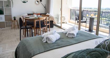 ELEGANT STUDIO WITH MARINA, SEA AND ESTEREL VIEW, SWIMMING POOL, HIGH FLOOR